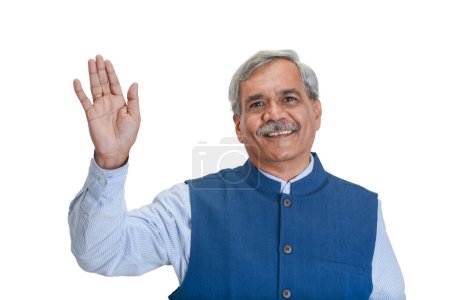 Téléchargez les photos : Un homme d'affaires indien senior souriant ou un cadre avec les cheveux gris dans une chemise bleu clair et costume vert sans manches isolé sur blanc - en image libre de droit