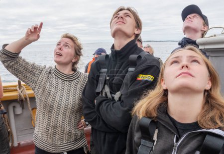 Téléchargez les photos : Mer Baltique, Suède - 20 août : Des personnes non identifiées sur le voilier Briggen tre kronor avec des jeunes et des touristes en mer Baltique le 20 août 2023 en mer Baltique. - en image libre de droit