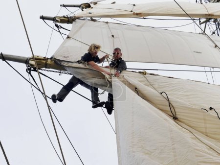 Foto de Mar Báltico, Suecia - 20 de agosto: Gente no identificada en el velero Briggen tre coronas con jóvenes y turistas que salen en el mar Báltico el 20 de agosto de 2023 en el mar Báltico. - Imagen libre de derechos