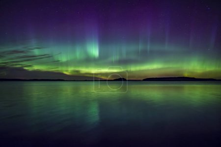 Téléchargez les photos : Vue panoramique des aurores boréales sur le lac calme en Suède (Aurora borealis
) - en image libre de droit