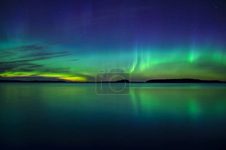 Foto de Vista panorámica de las luces del norte sobre el lago tranquilo en Suecia (Aurora boreal
) - Imagen libre de derechos
