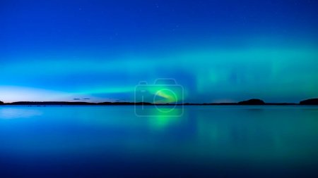 Foto de Vista panorámica de las luces del norte sobre el lago tranquilo en Suecia (Aurora boreal
) - Imagen libre de derechos