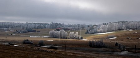 Foto de Granero de granja y casa en el paisaje de primavera con árboles helados - Imagen libre de derechos