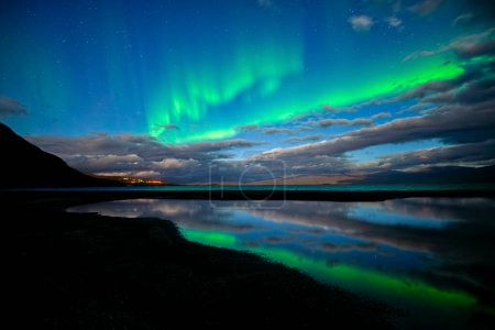 malerischer Blick auf Nordlichter über den ruhigen See .abisko Nationalpark in Schweden. 