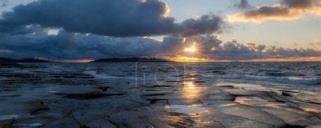 Foto de Costa rocosa en el archipiélago del mar en bothnianbay del golf. Costa alta en el norte de Suecia. - Imagen libre de derechos