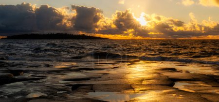 Téléchargez les photos : Côte rocheuse à l'archipel de la mer dans le golf bothnianbay. Haute côte dans le nord de la Suède. - en image libre de droit