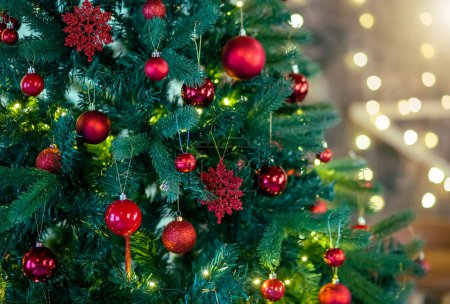 Téléchargez les photos : Détail de l'arbre de Noël décoré - en image libre de droit