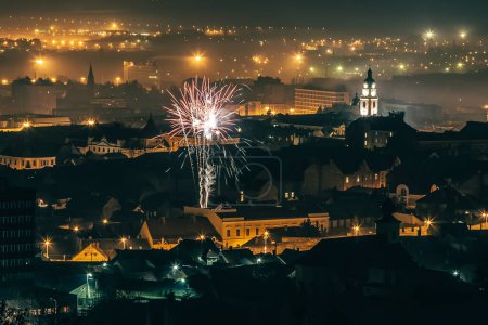 Foto de Pecs ciudad por la noche desde arriba por la noche con fuegos artificiales - Imagen libre de derechos