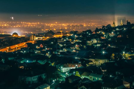 Foto de Pecs ciudad por la noche desde arriba por la noche con fuegos artificiales - Imagen libre de derechos