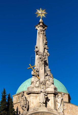 Foto de The beautiful main square of Pecs with dzsami mosque and trinity statue at clear blue sky - Imagen libre de derechos