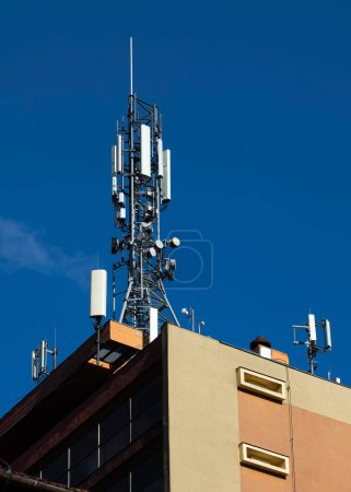 Téléchargez les photos : Antennes d'émetteur micro-ondes sur le toit - en image libre de droit