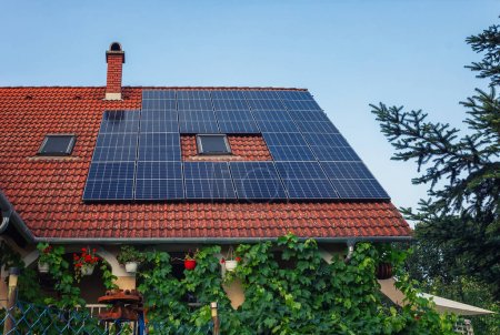 Foto de Paneles solares fotovoltaicos en la azotea de la casa - Imagen libre de derechos