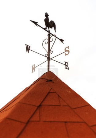 Téléchargez les photos : Weathercock sur le toit de la maison - en image libre de droit
