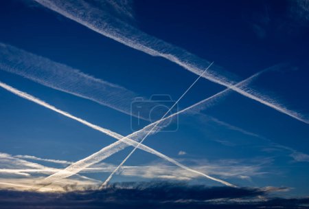 Ondes d'avion en aérosol dans le ciel bleu