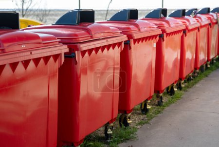Foto de Fila de contenedores de recogida de residuos rojos - Imagen libre de derechos