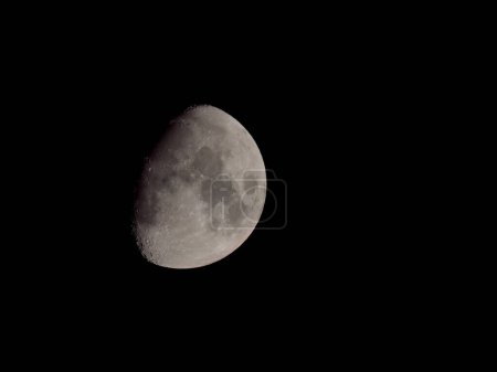 Foto de Waxing Gibbous Moon over Sussex el 3 de noviembre de 2022, mostrando cráteres y yeguas. Con espacio de copia. - Imagen libre de derechos