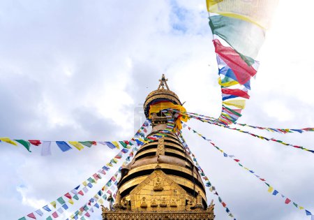 Foto de Swayambhunath Stupa con banderas de oración budistas balanceándose en el viento en Katmandú, Nepal. - Imagen libre de derechos
