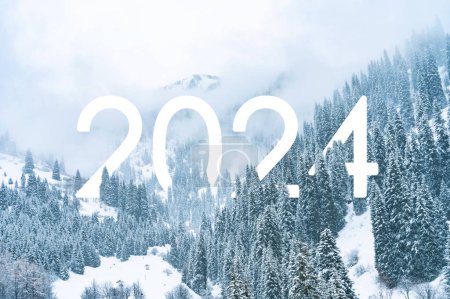 Foto de Texto 2024 en el bosque cubierto de nieve en invierno en las montañas durante las nevadas y la niebla. Año nuevo 2024 en la naturaleza - Imagen libre de derechos
