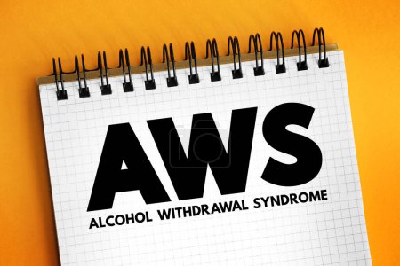 Téléchargez les photos : AWS - Syndrome de sevrage alcoolique est un ensemble de symptômes qui peuvent survenir à la suite d'une réduction de la consommation d'alcool après une période de consommation excessive, concept de texte d'acronyme contexte - en image libre de droit