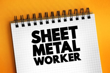 Foto de Sheet Metal Worker es un profesional que fabrica, instala y reacondiciona productos de chapa metálica, fondo de concepto de texto - Imagen libre de derechos