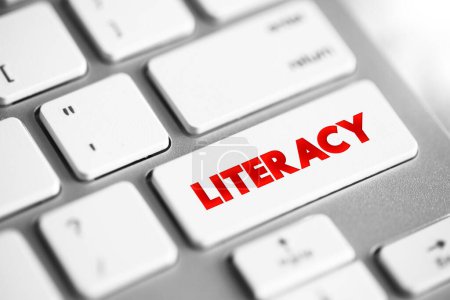 Foto de La alfabetización es la capacidad de leer, escribir, hablar y escuchar, botón de concepto de texto en el teclado - Imagen libre de derechos