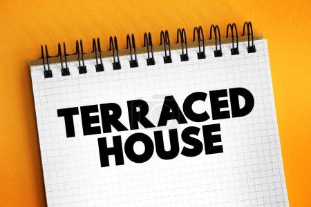 Téléchargez les photos : Terraced House est une forme de logement à densité moyenne, concept de texte pour les présentations et les rapports - en image libre de droit