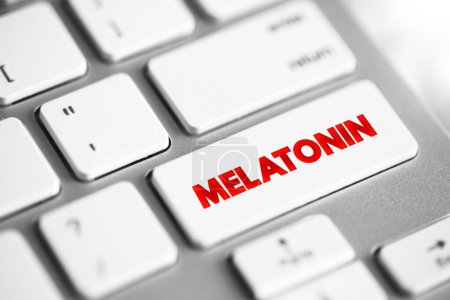 Foto de La melatonina es una hormona que el cerebro produce en respuesta a la oscuridad, botón de concepto de texto en el teclado - Imagen libre de derechos
