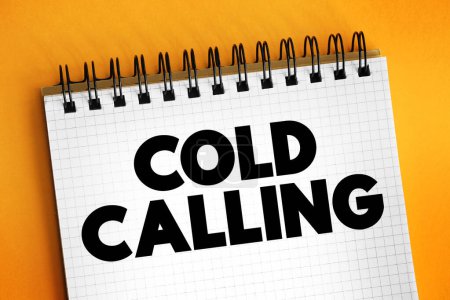 Foto de Cold Calling es una técnica en la que un vendedor se pone en contacto con personas que no han expresado previamente interés en los productos o servicios ofrecidos, fondo de concepto de texto - Imagen libre de derechos