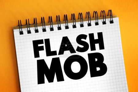 Foto de Flash Mob es un grupo de personas que se reúnen repentinamente en un lugar público, realizan por un breve tiempo, luego se dispersan rápidamente, concepto de texto en el bloc de notas - Imagen libre de derechos