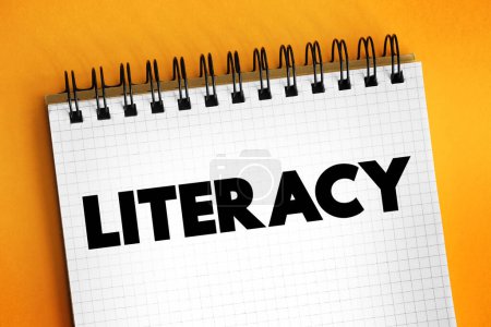 Foto de La alfabetización es la capacidad de leer, escribir, hablar y escuchar, el concepto de texto en el bloc de notas - Imagen libre de derechos