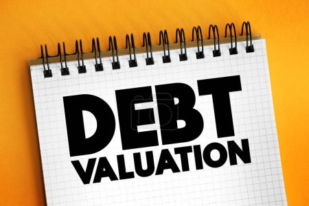 Évaluation de la dette est un calcul des remboursements que les détenteurs de dette peuvent s'attendre à recevoir, en tenant compte du risque de défaut, concept de texte sur bloc-notes