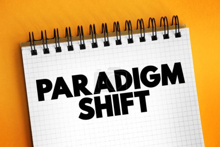 Foto de Cambio de paradigma: un cambio fundamental en el enfoque o supuestos subyacentes, concepto de texto en el bloc de notas - Imagen libre de derechos