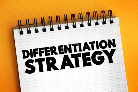 Foto de Estrategia de diferenciación es un enfoque que las empresas desarrollan al proporcionar a los clientes algo único, diferente y distinto de los elementos en el mercado, concepto de texto en el bloc de notas - Imagen libre de derechos