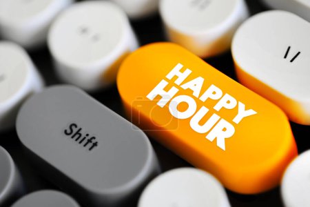Happy Hour es un término de marketing para un momento en que un lugar como un restaurante o bar ofrece precios reducidos en bebidas alcohólicas, botón de concepto de texto en el teclado
