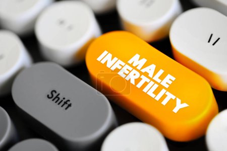 Téléchargez les photos : Infertilité masculine - faible production de sperme, fonction anormale du sperme ou des blocages qui empêchent la livraison de sperme, bouton de concept de texte sur le clavier - en image libre de droit