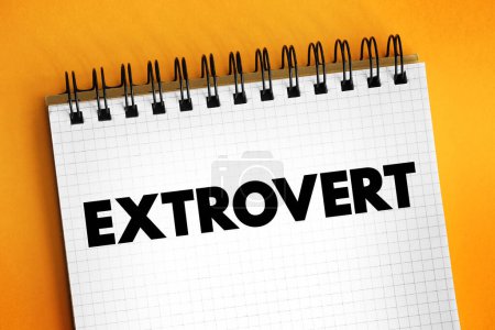 Extrovertiert sind diejenigen, die gerne um andere Menschen herum sind, Textkonzept auf Notizblock
