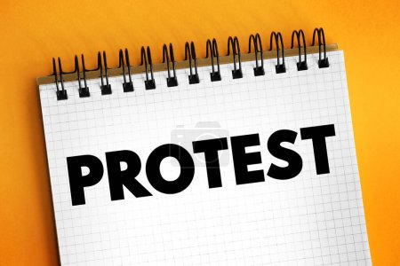 Protest - eine Äußerung oder Handlung, die Missbilligung oder Widerspruch gegen etwas ausdrückt, Textkonzept auf Notizblock