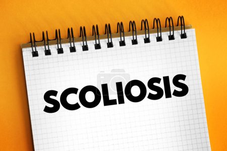 La escoliosis es una curvatura lateral anormal de la columna vertebral, concepto de texto en el bloc de notas