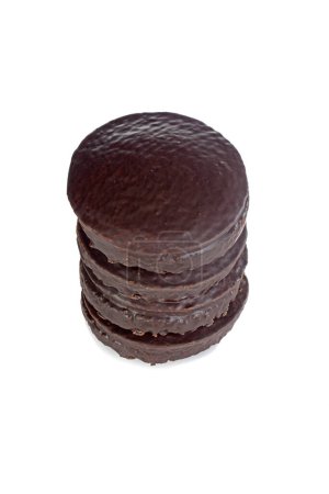 Foto de Pila de pequeños pasteles de esponja cubiertos de chocolate - Imagen libre de derechos