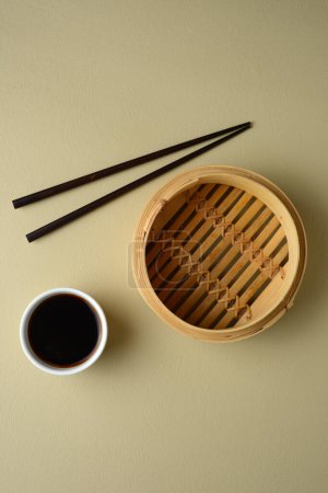 Foto de Vacío asiático bambú vapor con palillos - Imagen libre de derechos