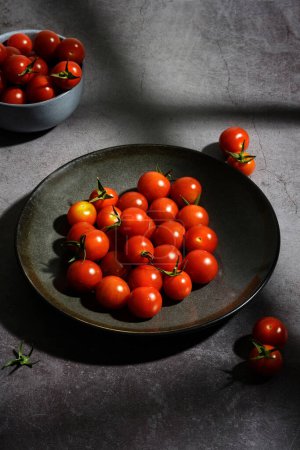 Foto de Tomates cherry lite por luz de ventana - Imagen libre de derechos