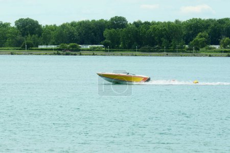Foto de Barco de motor amarillo y blanco en St Clair río ontario - Imagen libre de derechos