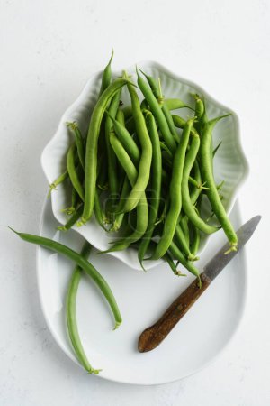Foto de Frijoles verdes de alta vista angular en un tazón con cuchillo de cocina - Imagen libre de derechos