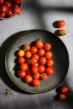 Foto de Tomates cereza vista ángulo alto por la luz de la ventana - Imagen libre de derechos