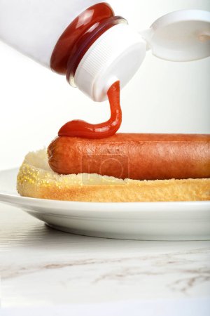 Foto de Primer plano hotdog con ketchup goteo - Imagen libre de derechos