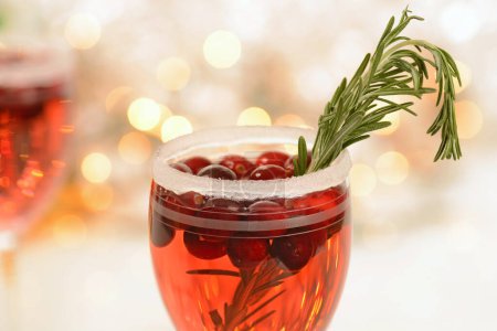 Foto de Primer plano del cóctel de champán de arándano de Navidad - Imagen libre de derechos