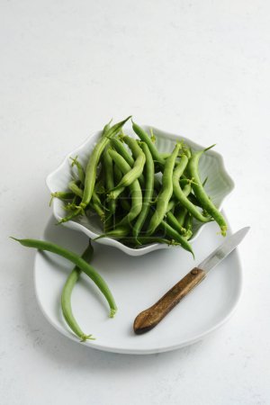 Foto de Judías verdes en un tazón con cuchillo de cocina - Imagen libre de derechos