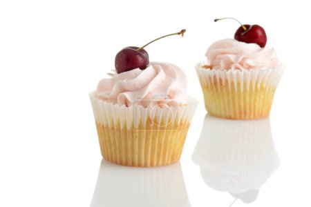 Foto de Primer plano de cupcakes de crema de mantequilla de cereza - Imagen libre de derechos