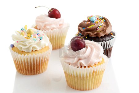Foto de Primer plano de surtidos cupcakes de crema de mantequilla - Imagen libre de derechos