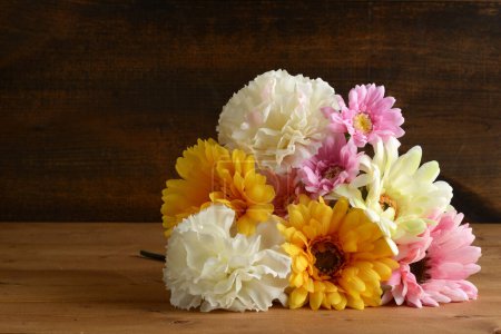 Foto de Ramo de flores sobre una mesa de madera - Imagen libre de derechos